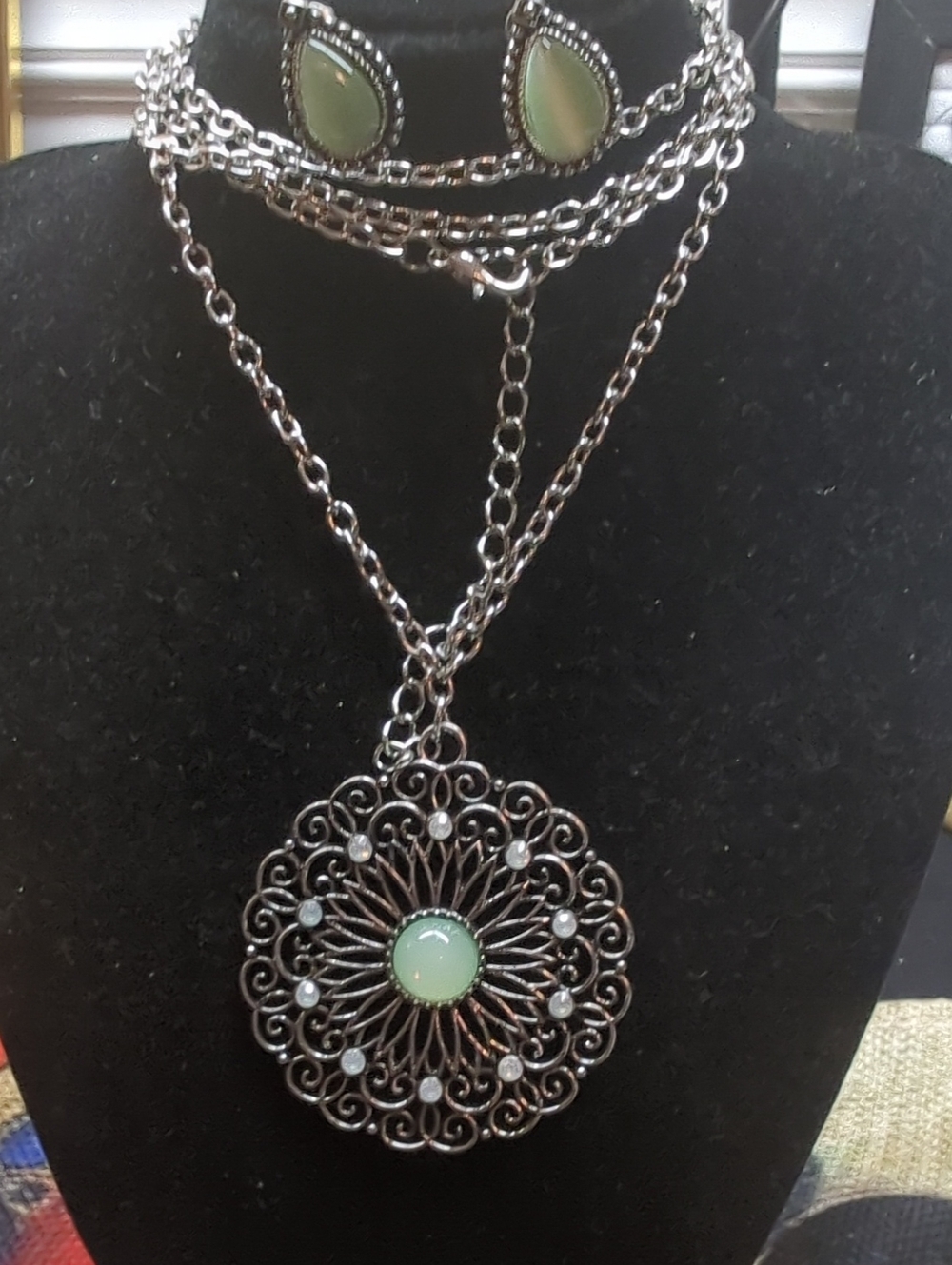 Vintage-Inspired Green Pendant Necklace And Earrings - Women Jewelry